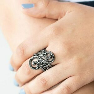 Elegant Silver Swirl Ring